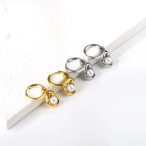 Orecchini di perle irregolari classici con texture metallica in oro e argento
