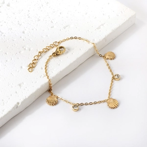 Bracelet en acier inoxydable doré avec pendentifs coquillages blancs et cristaux
