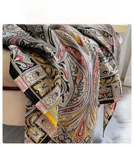 Gros plan d'un foulard élégant en soie avec des motifs paisley et détails d'impression