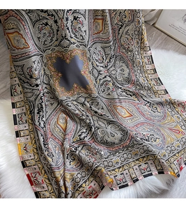 Détail d'une écharpe en soie vintage à motif paisley sur une texture en peluche