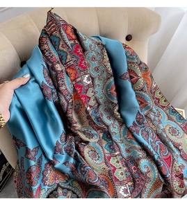 Détail d'un foulard en soie bleue avec motifs Paisley vintage et texture satinée