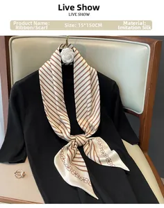 Détail d'un foulard 15x150cm en soie synthétique rayée marron avec motif chaîne sur pull