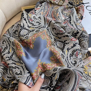 Écharpe élégante en soie à imprimé paisley avec fini satiné et drapé fluide pour femme