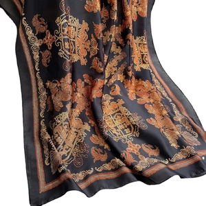 Longue écharpe en soie noire élégante avec motif baroque doré sur fond blanc pur
