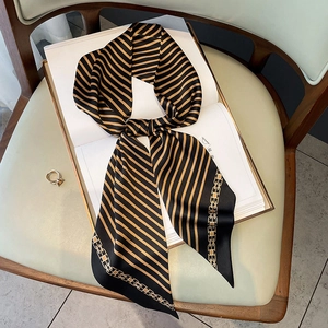 Foulard en soie synthétique à rayures noir et or avec motif de chaîne dorée