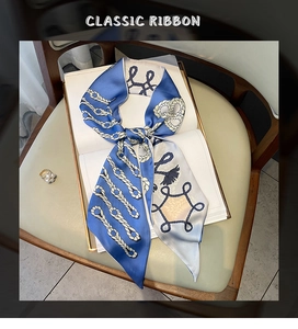 Vue détaillée du foulard en soie bleu et blanc avec des motifs de nœuds élégants