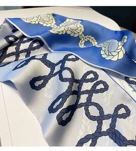 Vue détaillée du foulard en soie dégradé bleu et blanc avec motif de nœuds marins