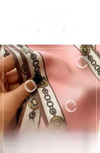 Detailansicht eines rosa Seidenschals mit glattem Stofffall und feiner Innennahtqualität