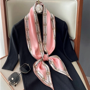 Eleganter gestreifter Seidenschal in Rosa und Weiß mit Goldkettchen-Print und Kamelien-Deko
