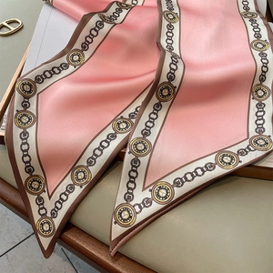 Detail eines rosa Satin-Schals mit Vintage-Ketten- und Uhrendrucken für Damen