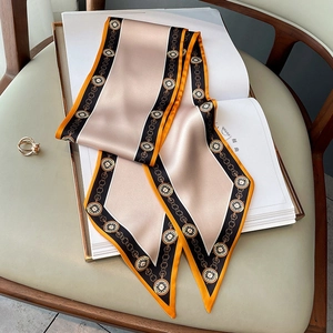 Detailaufnahme eines Twilly-Seidenschals mit goldenem Ketten- und Uhrenzifferblattmuster