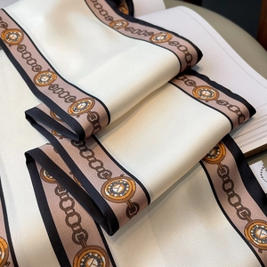 Detailaufnahme des Seidenschals mit Vintage-Uhrenmuster und elegantem Seidenglanz