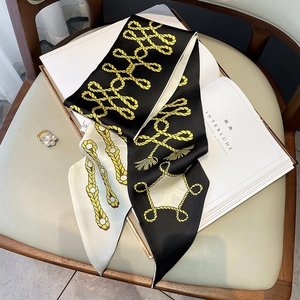 Écharpe élégante en soie noir et blanc avec motif corde dorée et bague en perle