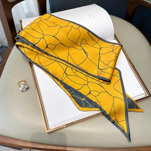 Elegante twilly in seta giallo senape con stampa geometrica per collo e capelli