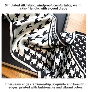 Détail d'une écharpe en imitation soie avec motif pied-de-poule et finitions de couture interne