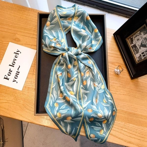 Petit foulard en soie bleu Morandi avec motifs de feuilles sur plateau noir