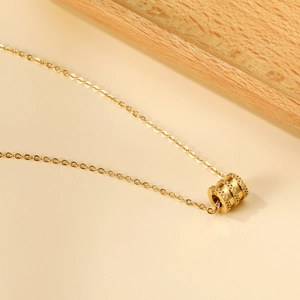 Collier Pendentif Cylindre Acier Inoxydable Plaqué Or Avec Incrustation De Coquille Zircon Moletage Chaîne Clavicule Femmes