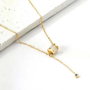 Collier élégant en Y avec pendentif cylindrique doré et pierre œil de chat blanche