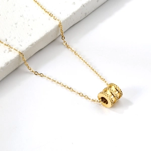 Collier minimaliste en acier inoxydable plaqué or 18k avec pendentif cylindrique texturé