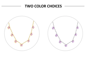 Détail de colliers papillon en or et argent avec des breloques en émail violet