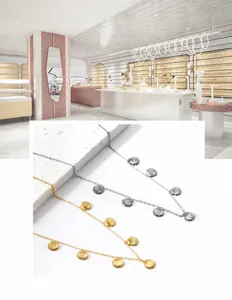 Detailaufnahme der Gold- und Silber-Muschelhalsketten mit fein gerippter Textur