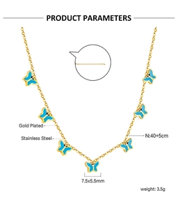 Vue détaillée du pendentif papillon en émail bleu 7,5x5,5mm sur une chaîne dorée fine