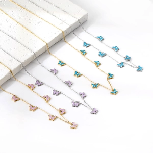 Colliers avec pendentifs papillons en émail, finitions dorées et argentées pour femme