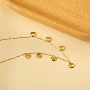 Elegante goldene Edelstahlhalskette mit sieben filigranen Muschelanhängern für Damen