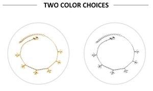 Detail von minimalistischen 18k Gold- und Silber-Fußkettchen mit kleinen Flugzeug-Anhängern