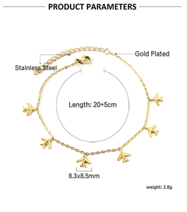 Detail der 18k vergoldeten Edelstahl-Fußkette mit sieben kleinen Flugzeug-Anhängern