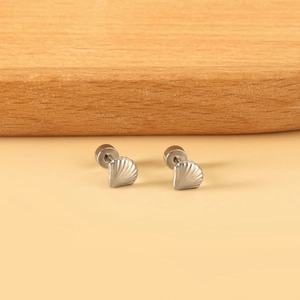 Elegantes pendientes de concha en forma de abanico plateados en acero sobre fondo madera