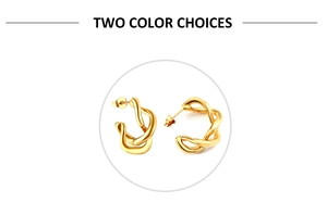 Détail macro de boucles d'oreilles créoles torsadées dorées à double couche