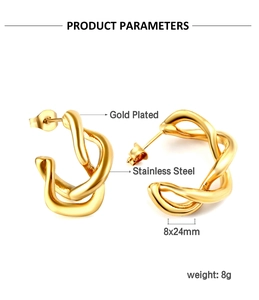Détail de boucles d'oreilles en acier doré montrant la taille de 24 mm et le poids de 8 g