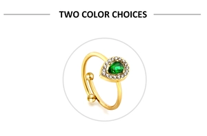 Dettaglio anello dorato 18K con pietra verde a goccia e piccoli diamanti