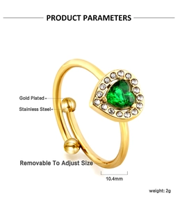 Dettaglio anello in acciaio placcato oro 18K con gemma cuore verde e misure