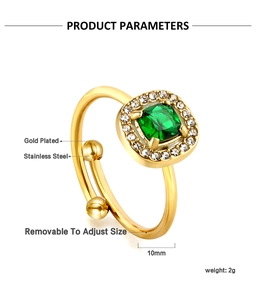 Dettaglio anello in acciaio placcato oro 18K con gemma verde e corona di diamanti