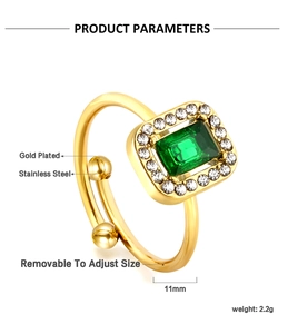 Vista macro dell'anello regolabile in acciaio inossidabile placcato oro 18K con pietra verde