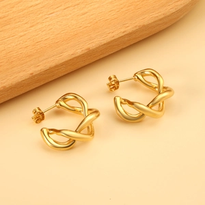 Élégantes boucles d'oreilles créoles dorées torsadées en forme de C mat