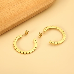 Boucles d'oreilles C dorées minimalistes avec texture engrenage et finition métal moderne