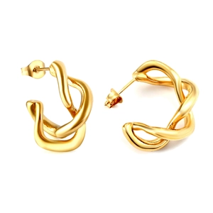 Boucles d'oreilles créoles dorées en forme de C avec texture en spirale élégante