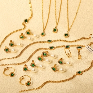 Set gioielli vintage placcato oro 18K con gemme color smeraldo e perle a goccia in acciaio