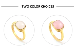 Dettaglio anelli dorati con pietre naturali quadrate color crema e rosa cipria