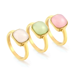 Tre anelli vintage dorati con pietre naturali quadrate bianche, verdi e rosa