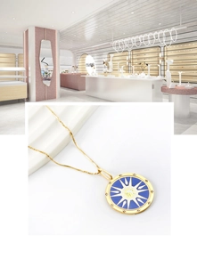 Détail du pendentif tarot soleil doré avec émail bleu et cristaux scintillants