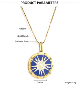 Détail du pendentif en acier inoxydable doré avec émail bleu et pierres de zircone