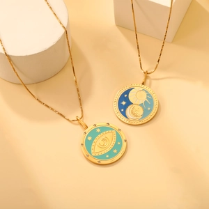 Colliers tarot dorés avec motifs célestes en émail coloré et chaînes serpentines