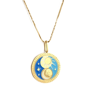 Collier tarot doré avec pendentif émaillé soleil lune et fine chaîne serpent