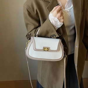 Sac bandoulière minimaliste en cuir crème et kaki avec fermoir tournant doré élégant