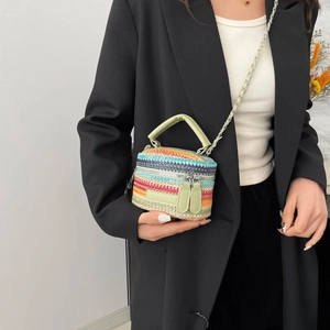 Borsa a secchiello in paglia arcobaleno con finiture in pelle verde e tracolla a catena