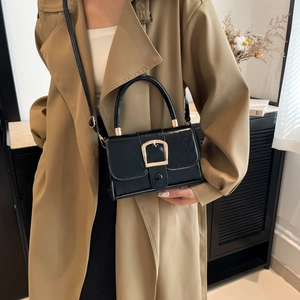 Borsa retrò in pelle nera con fibbia dorata e tracolla regolabile per donna elegante